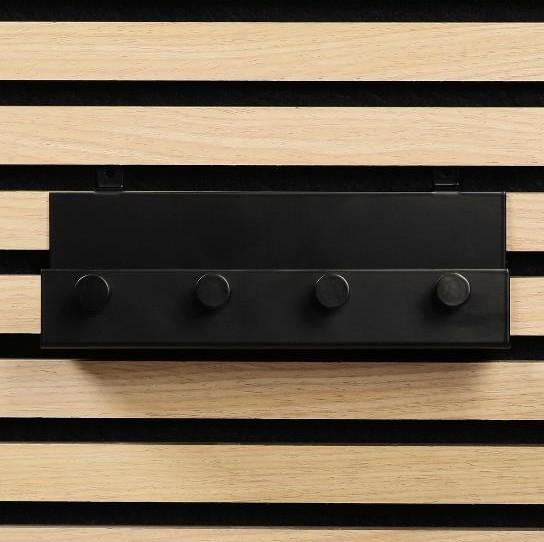 Sort hylde til akustikpanel m/4 knager - Vandret/lodret Sort hylde til akustikpanel m/4 knager - Vandret/lodret