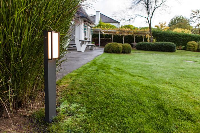 Lutec Architectural Qubo udendørs standerlampe m/LED - Mørk grå Lutec Architectural Qubo udendørs standerlampe m/LED - Mørk grå