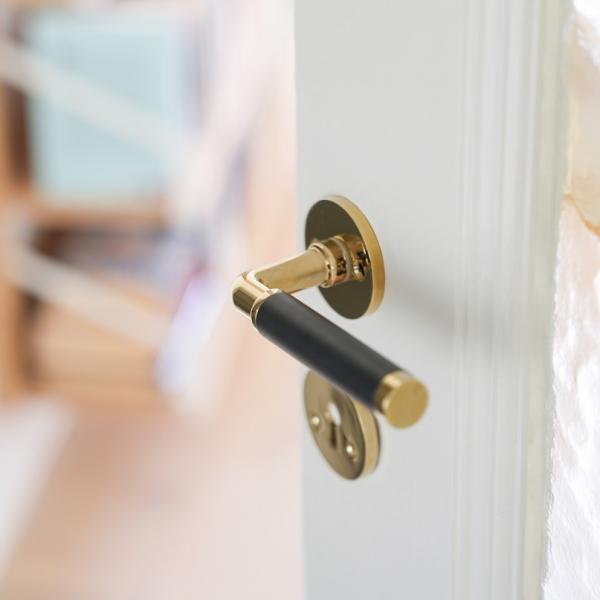 Beslagsboden Design indendørs dørhåndtag inkl. nøgleskilt - Messing/sort