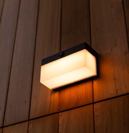 Lutec Fran Solar udendørs væglampe m/solceller og sensor - Mat sort Lutec Fran Solar udendørs væglampe m/solceller og sensor - Mat sort