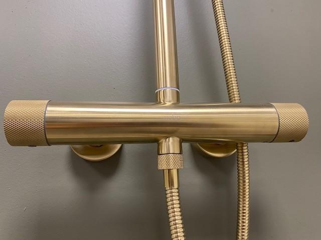 Cassøe Crystal Cut komplet brusesystem - T8 - Børstet messing Cassøe Crystal Cut komplet brusesystem - T8 - Børstet messing